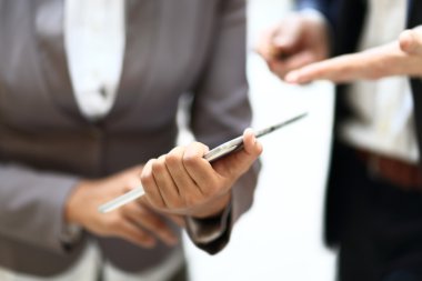 iş kadını ona ellerine bir tablet ile ön planda duran