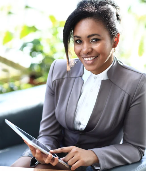 Zakenvrouw zitten in moderne kantoor met behulp van digitale Tablet PC — Stockfoto