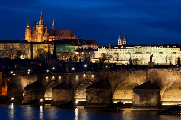 Castello e Ponte Carlo di notte a Praga — Foto Stock