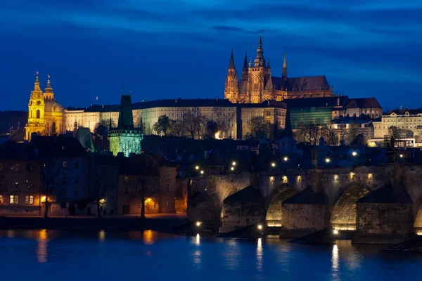 Slottet och charles bridge natt i Prag — Stockfoto