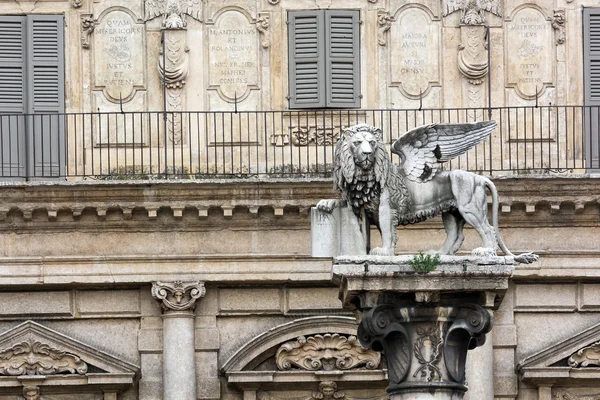 Lionen av saint marco staty i verona, Italien. — Stockfoto