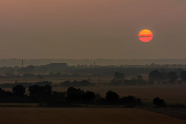 Východ slunce nad vesnicí — Stock fotografie