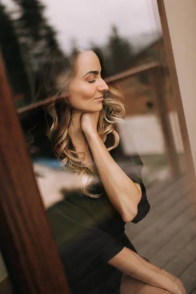 Retrato Mulher Jovem Atraente Com Cabelo Encaracolado Olhos Fechados Roupão — Fotografia de Stock