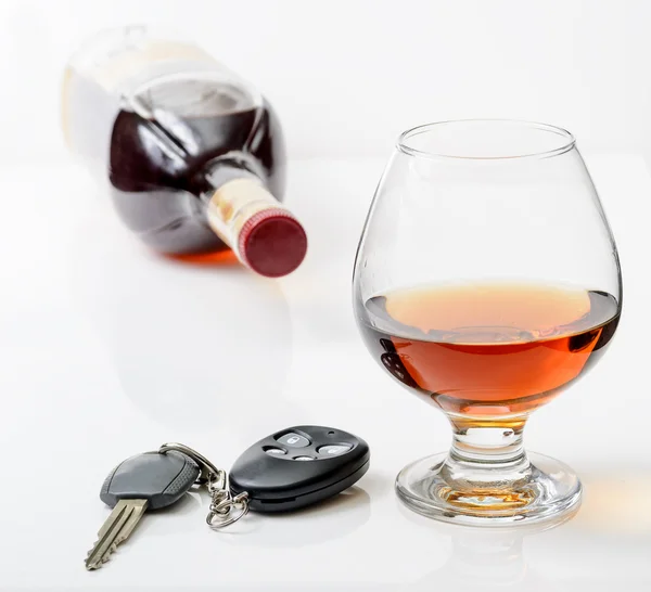 Glas alcohol en auto sleutels — Stockfoto