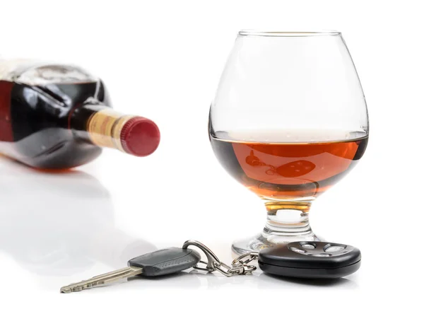 Glas alcohol en auto sleutels — Stockfoto