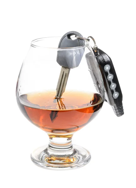 Sklenka alkoholu a klíče od auta — Stock fotografie