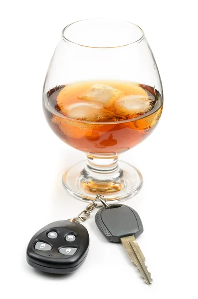 Bicchiere di alcol e chiavi della macchina — Foto Stock