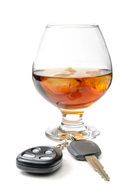 Bicchiere di alcol e chiavi della macchina — Foto Stock
