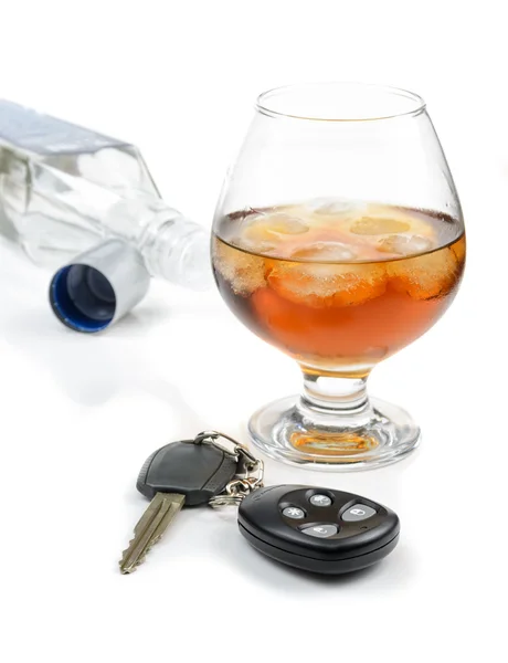 Glas alcohol en auto sleutels — Stockfoto