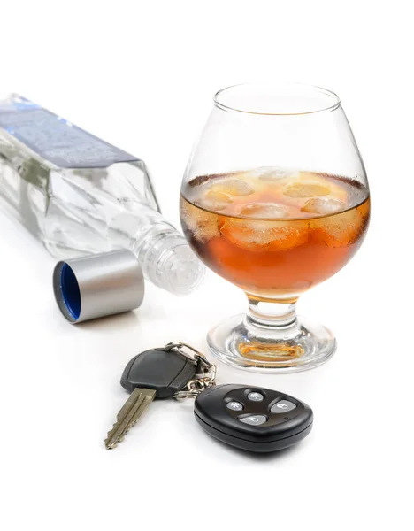 Glass 酒精和汽车钥匙 — 图库照片