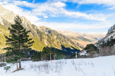 karla kaplı dağlar