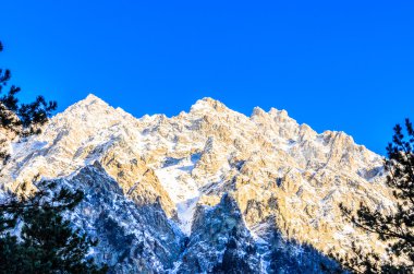 karla kaplı dağlar