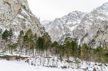 karla kaplı dağlar