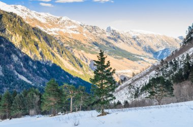 karla kaplı dağlar