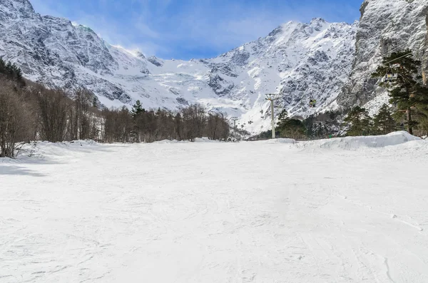 Schneebedeckte Berge — Stockfoto