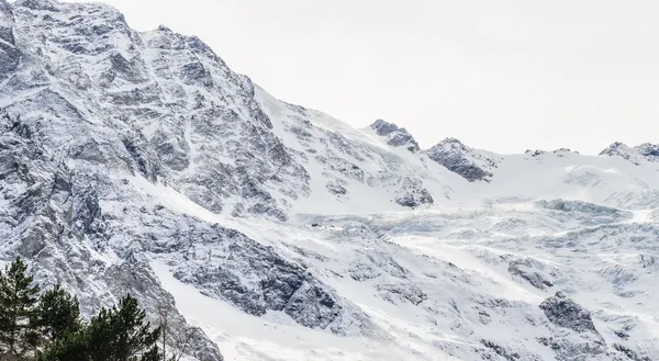 Montanhas cobertas de neve — Fotografia de Stock