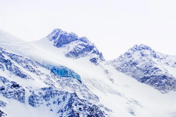 Montanhas cobertas de neve — Fotografia de Stock