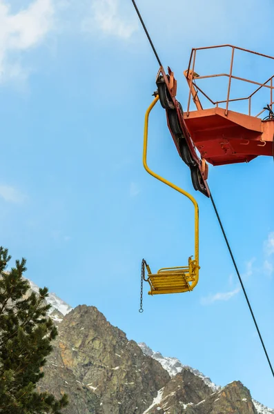 Single ski lift. Stock Photo — Stock Photo, Image