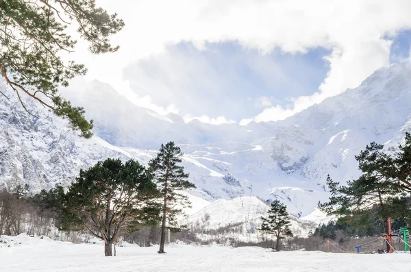 Montanhas cobertas de neve — Fotografia de Stock