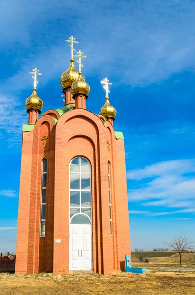 Église chrétienne contre le ciel bleu — Photo