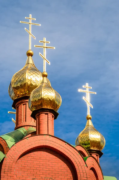 Christliche Kirche gegen den blauen Himmel — Stockfoto