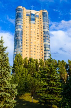 Mavi gökyüzü bir arka plan üzerine bina yüksek katlı