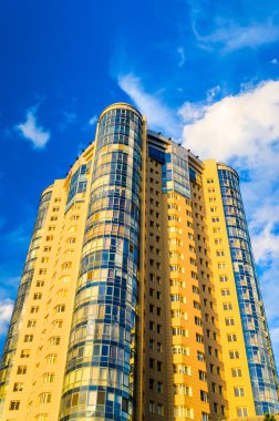 Mavi gökyüzü bir arka plan üzerine bina yüksek katlı