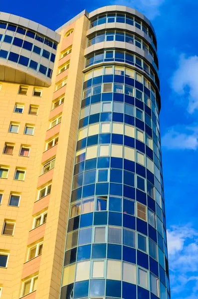 Höghusbyggnad på en bakgrund av blå himmel — Stockfoto