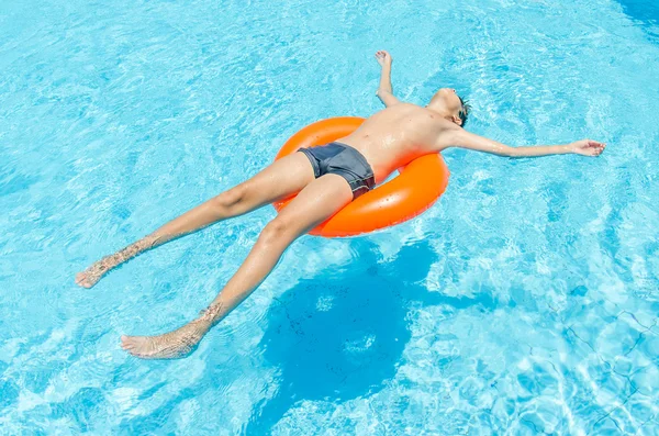 Junge im Pool — Stockfoto