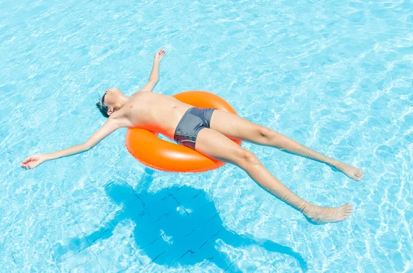 Junge im Pool — Stockfoto