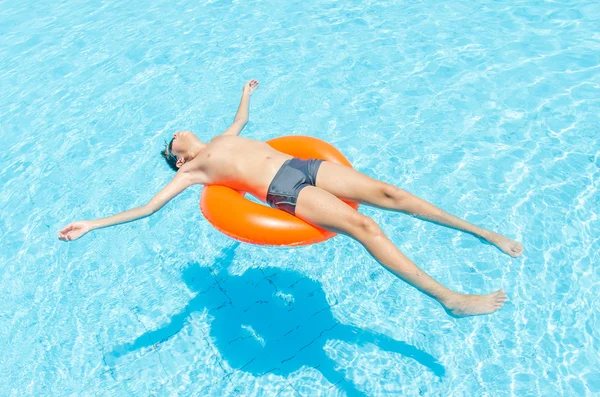 Junge im Pool — Stockfoto