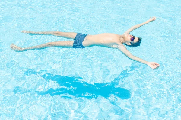 Хлопчик в басейні — стокове фото