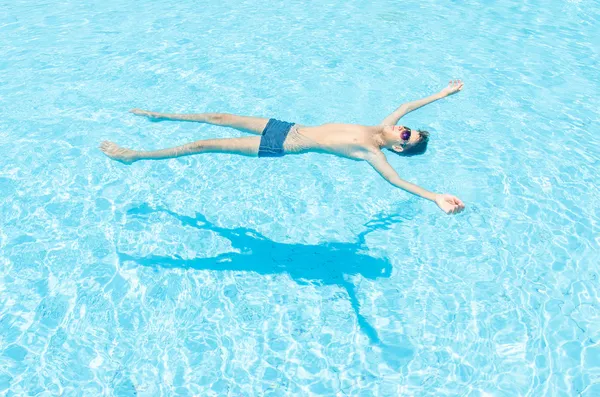 수영장에 있는 소년 — 스톡 사진