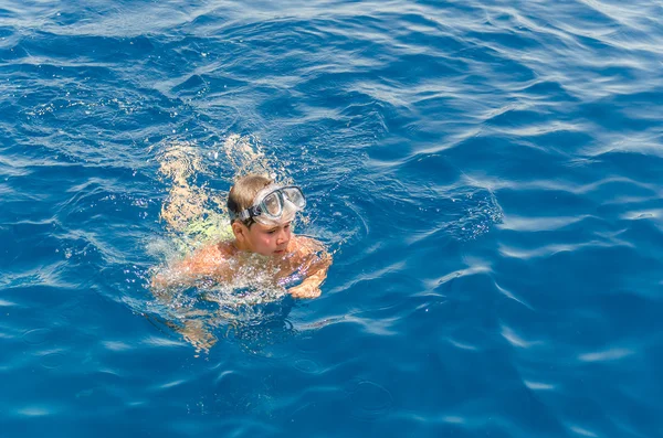 El niño en el mar — Foto de Stock