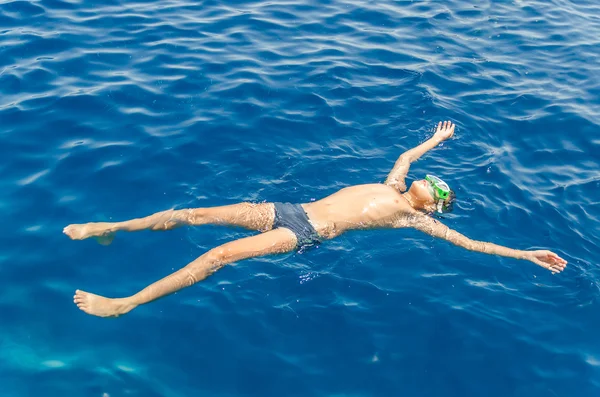 Der Junge im Meer — Stockfoto