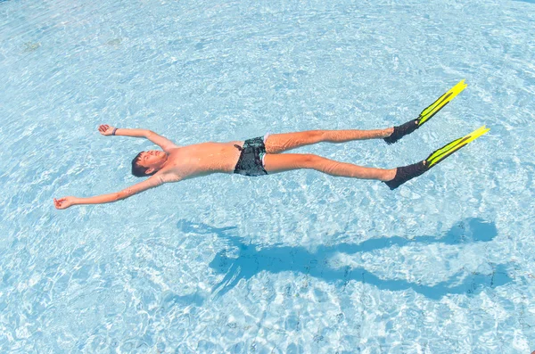 Rapaz na piscina — Fotografia de Stock