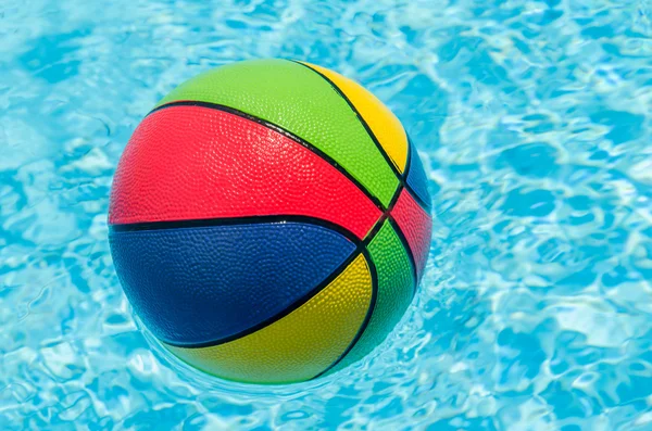 Ball im Pool — Stockfoto