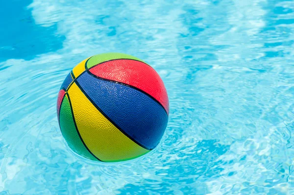 Bola en la piscina — Foto de Stock