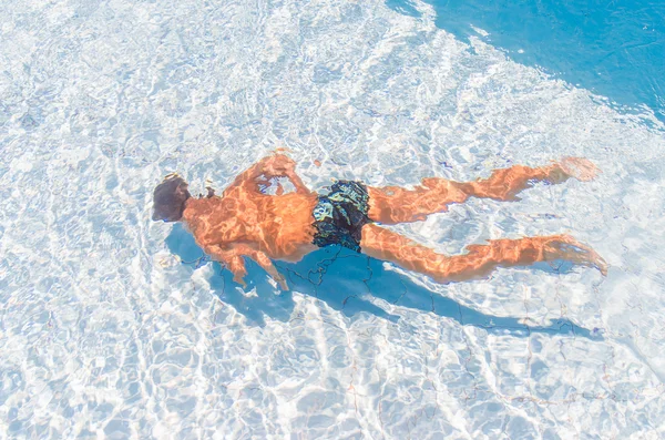 Junge im Pool — Stockfoto