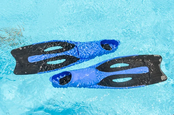 Schwimmflossen im Pool — Stockfoto