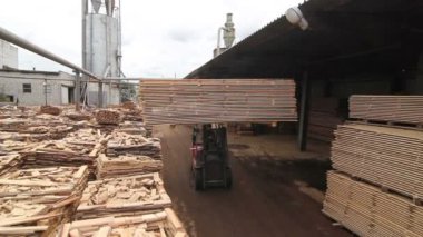 Forklift vinç vurdu