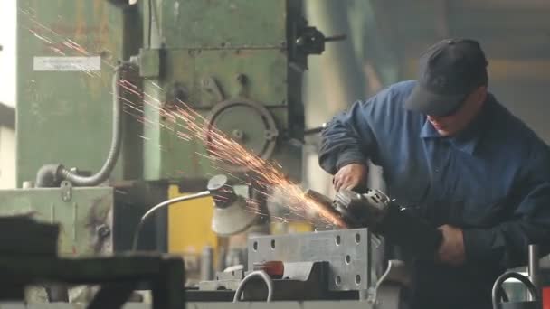 Pracovníkovo broušení v továrně — Stock video