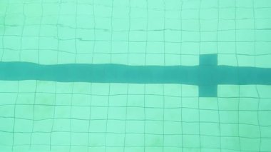 Yüzme havuzunda atlamadan sonra dalış yüzücü