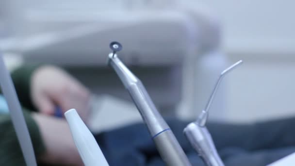 Дантист ставит на место зубоврачебную дрель — стоковое видео