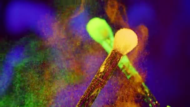 Makyaj fırçalarında parlayan ultraviyole tozu Birbirine çarpan ve neon arkaplanda uçup giden — Stok video
