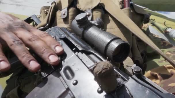 Man in Combat Camouflage and Body Armor Disengages the Safety on his Rifle and Cocking the Bolt Carrier (en inglés). Soldado envía un cartucho a la cámara en una máquina moderna — Vídeos de Stock