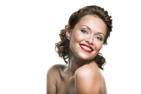 Gesicht einer schönen jungen brünetten Frau mit hellem Make-up und — Stockfoto