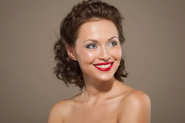 Лицо красивой молодой брюнетки женщина с ярким макияжем и — стоковое фото