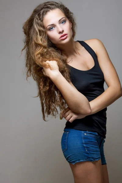 Piękny seksowny młodej kobiety z kręconymi włosami — Zdjęcie stockowe