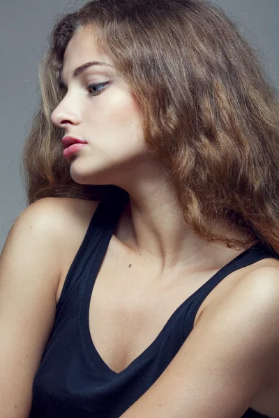 Piękny seksowny młodej kobiety z kręconymi włosami — Zdjęcie stockowe